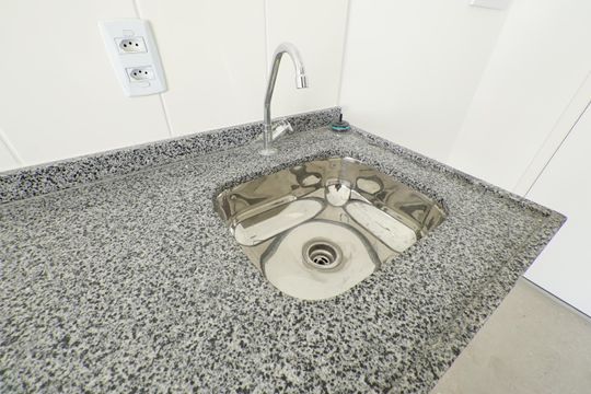 Cozinha de kitnet/studio para alugar com 1 quarto, 26m² em Liberdade, São Paulo