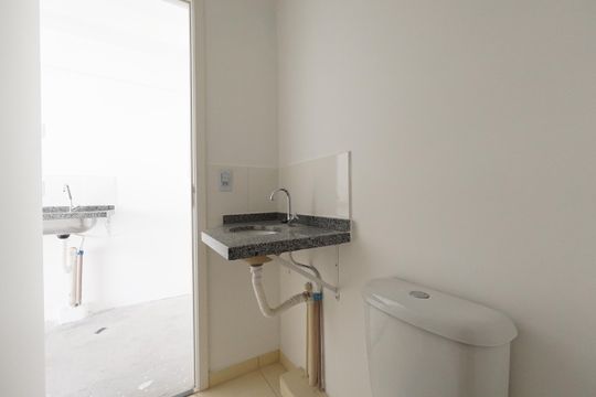 Banheiro de kitnet/studio para alugar com 1 quarto, 26m² em Liberdade, São Paulo