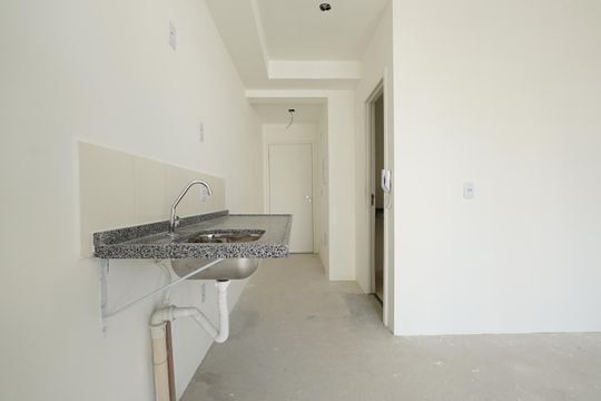 Cozinha de kitnet/studio para alugar com 1 quarto, 28m² em Liberdade, São Paulo