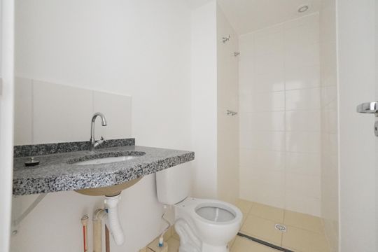 Banheiro de kitnet/studio para alugar com 1 quarto, 28m² em Liberdade, São Paulo