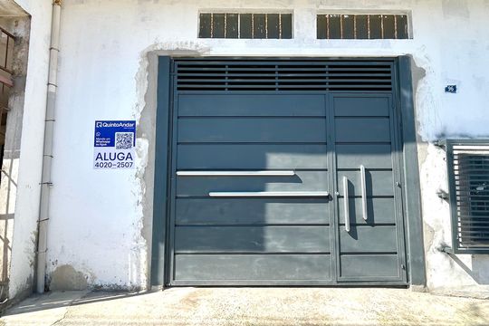 Placa instalada na fachada do imóvel de casa para alugar com 1 quarto, 70m² em Jardim Ponte Alta I, Guarulhos