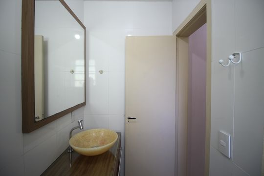 Banheiro de apartamento à venda com 1 quarto, 45m² em Agronomia, Porto Alegre