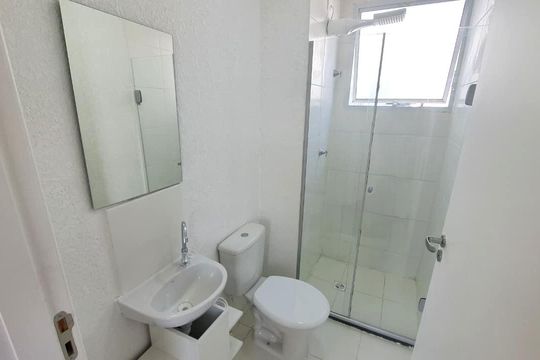 Banheiro social de apartamento à venda com 2 quartos, 41m² em Rubem Berta, Porto Alegre