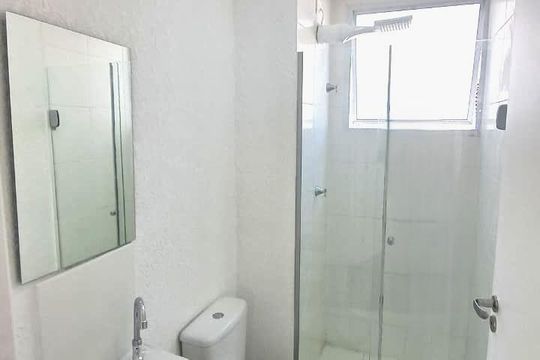 Banheiro social de apartamento à venda com 2 quartos, 41m² em Rubem Berta, Porto Alegre