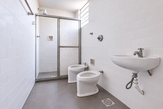 Banheiro social de apartamento à venda com 1 quarto, 44m² em Passo d’Areia, Porto Alegre