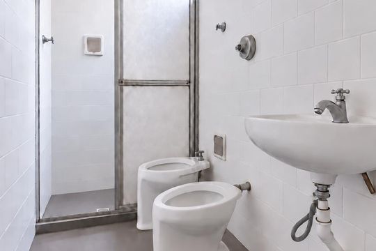 Banheiro social de apartamento à venda com 1 quarto, 44m² em Passo d’Areia, Porto Alegre