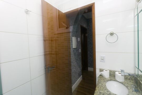 Banheiro de casa à venda com 3 quartos, 139m² em Vila Linda, Santo André