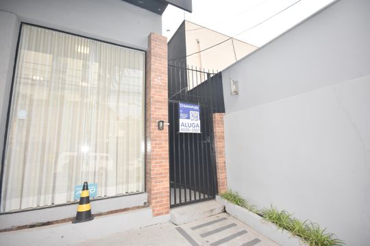 Fachada com placa de aluga cod HVTG - 2399 de casa para alugar com 1 quarto, 76m² em Jardim Paris, Jundiaí