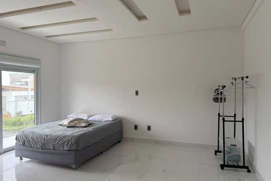 Quarto 1 de casa de condomínio para alugar com 3 quartos, 212m² em  São João do Rio Vermelho, Florianópolis