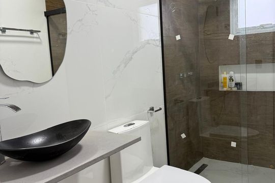 Banheiro 1 de casa de condomínio para alugar com 3 quartos, 212m² em  São João do Rio Vermelho, Florianópolis