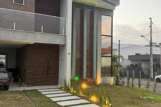Fachada de casa de condomínio para alugar com 3 quartos, 212m² em  São João do Rio Vermelho, Florianópolis