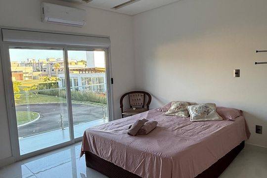 Quarto 3 de casa de condomínio para alugar com 3 quartos, 212m² em  São João do Rio Vermelho, Florianópolis