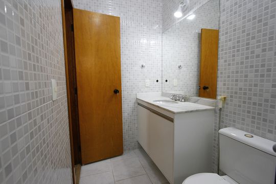 Banheiro do Quarto 2 de casa para alugar com 5 quartos, 817m² em Estoril, Belo Horizonte