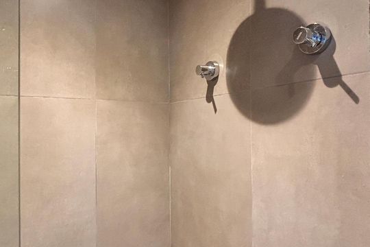 Banheiro de kitnet/studio à venda com 1 quarto, 25700m² em Indianópolis, São Paulo