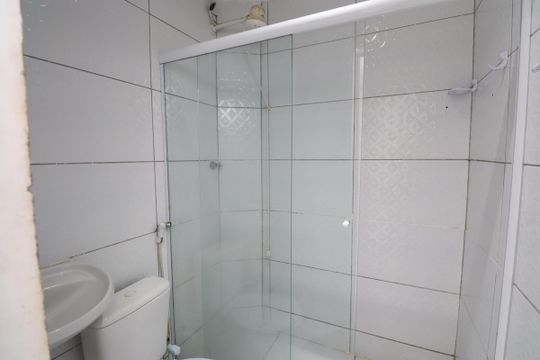 Banheiro de kitnet/studio para alugar com 1 quarto, 38m² em Praia do Flamengo, Salvador