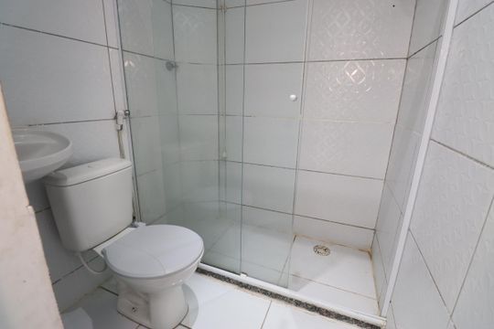 Banheiro de kitnet/studio para alugar com 1 quarto, 38m² em Praia do Flamengo, Salvador