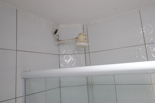 Banheiro  de kitnet/studio para alugar com 1 quarto, 38m² em Praia do Flamengo, Salvador