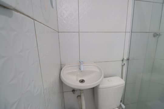 Banheiro de kitnet/studio para alugar com 1 quarto, 38m² em Praia do Flamengo, Salvador