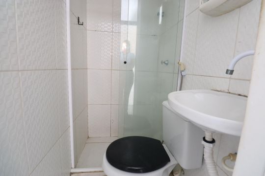 Banheiro de kitnet/studio para alugar com 1 quarto, 30m² em Praia do Flamengo, Salvador