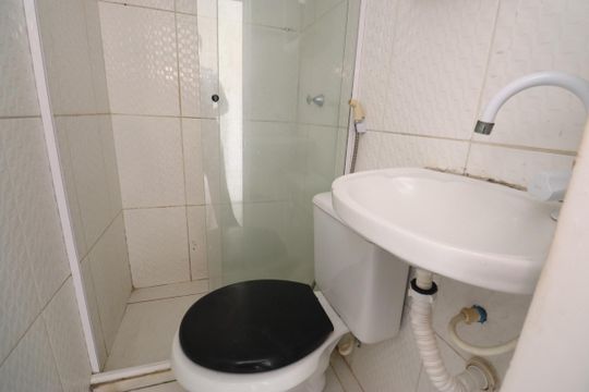 Banheiro de kitnet/studio para alugar com 1 quarto, 30m² em Praia do Flamengo, Salvador