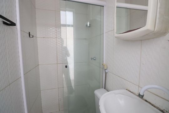 Banheiro de kitnet/studio para alugar com 1 quarto, 30m² em Praia do Flamengo, Salvador