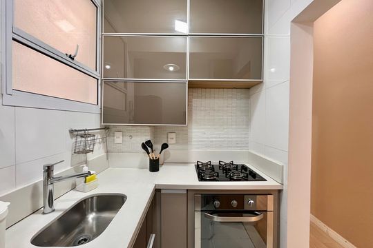 Cozinha de apartamento para alugar com 1 quarto, 44m² em Copacabana, Rio de Janeiro