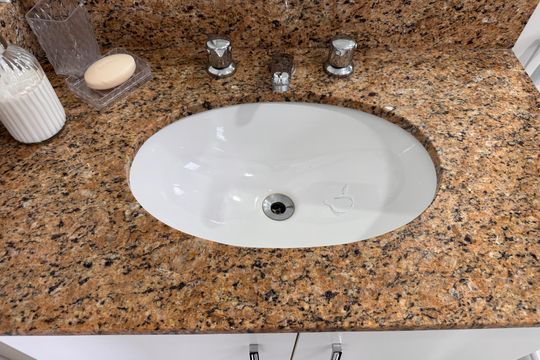 Banheiro da suíte 1 de apartamento para alugar com 3 quartos, 80m² em Recreio dos Bandeirantes, Rio de Janeiro