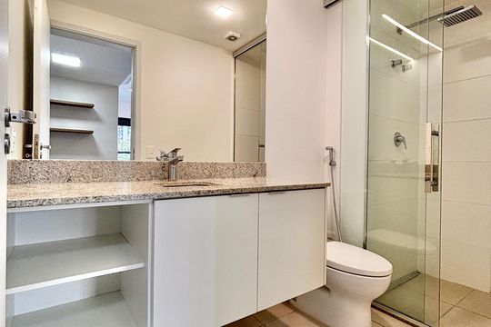 Banheiro suíte 1 de apartamento para alugar com 2 quartos, 90m² em Alphaville Industrial, Barueri
