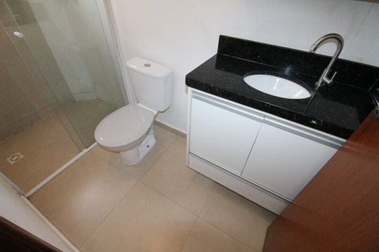 Banheiro social de casa de condomínio para alugar com 2 quartos, 84m² em Chácaras São José, São José dos Campos