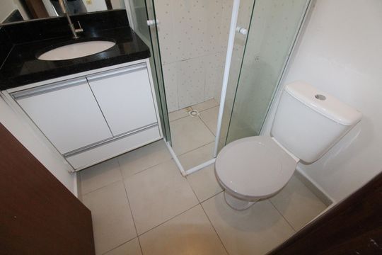 Banheiro da Suíte de casa de condomínio para alugar com 2 quartos, 84m² em Chácaras São José, São José dos Campos