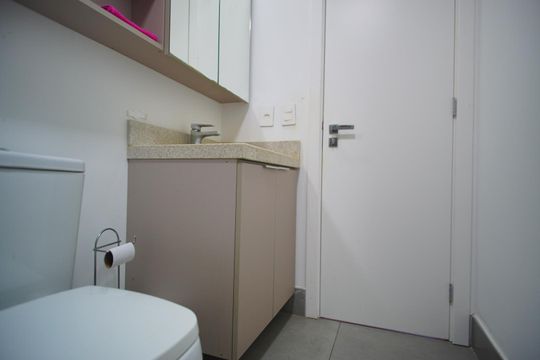 Banheiro da Suíte de apartamento para alugar com 2 quartos, 56m² em São Sebastião, Porto Alegre