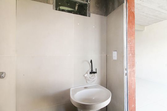 Banheiro de kitnet/studio para alugar com 1 quarto, 40m² em Guajuviras, Canoas
