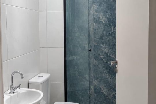 Banheiro de apartamento para alugar com 2 quartos, 34m² em Conjunto Habitacional Santa Etelvina III, São Paulo
