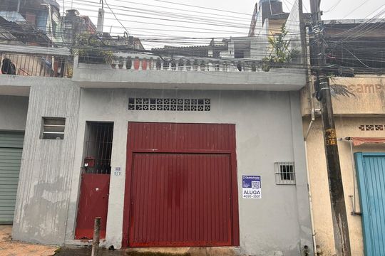 Fachada + placa  de casa para alugar com 2 quartos, 50m² em Cidade Júlia, São Paulo