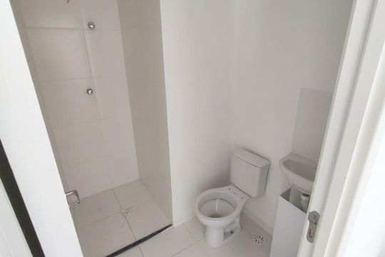 Banheiro de apartamento para alugar com 1 quarto, 28m² em Jardim Danfer, São Paulo