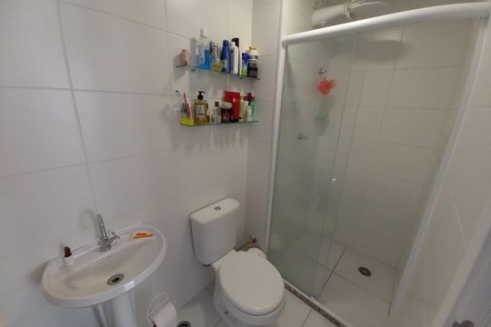 Banheiro social de apartamento à venda com 1 quarto, 27m² em Cambuci, São Paulo