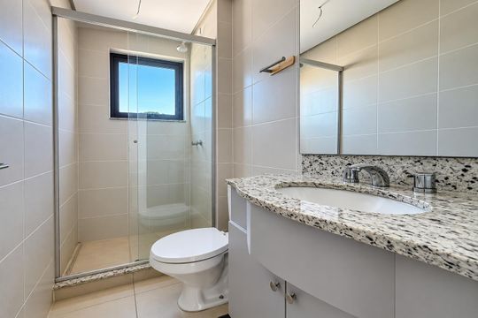 Banheiro da suíte de apartamento para alugar com 2 quartos, 78m² em Petrópolis, Porto Alegre