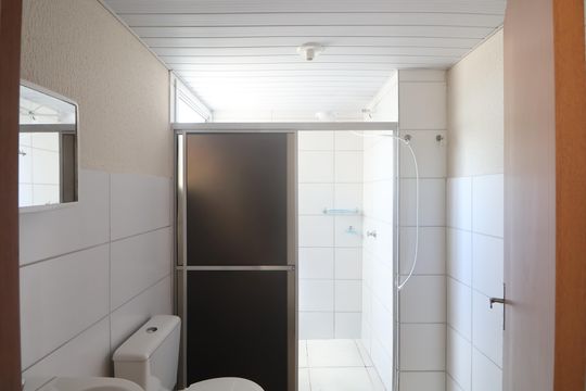 Banheiro de apartamento à venda com 2 quartos, 50m² em Bairro Fátima, Canoas