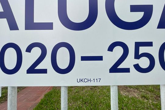 Placa instalada em 01/10/2026 com o código UKCH-117 de casa para alugar com 2 quartos, 65m² em Rio Branco, São Leopoldo