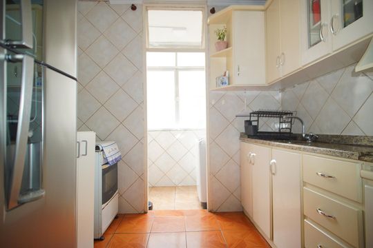 Cozinha de apartamento à venda com 2 quartos, 60m² em Humaitá, Porto Alegre