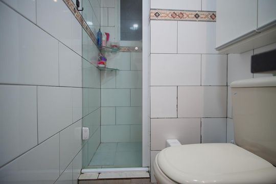 Banheiro Corredor de apartamento à venda com 2 quartos, 60m² em Humaitá, Porto Alegre