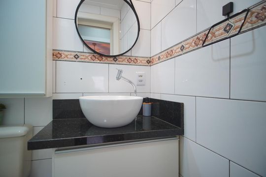Banheiro Corredor de apartamento à venda com 2 quartos, 60m² em Humaitá, Porto Alegre