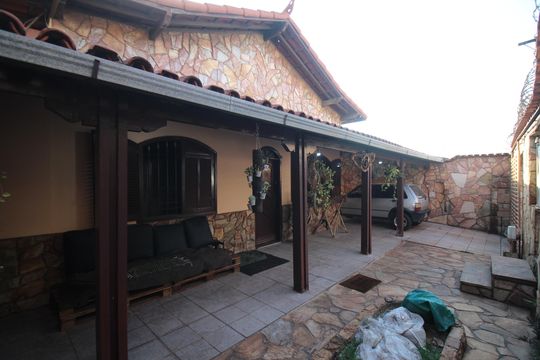 Quintal  de casa à venda com 3 quartos, 270m² em Inconfidentes, Contagem