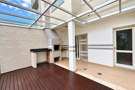 Área externa  de casa à venda com 3 quartos, 181m² em Costa E Silva, Porto Alegre