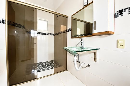Banheiro Suíte de casa à venda com 3 quartos, 181m² em Costa E Silva, Porto Alegre