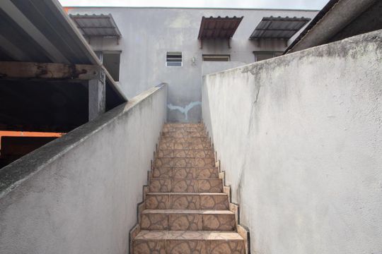 Escada de casa para alugar com 2 quartos, 60m² em Novo Progresso, Contagem
