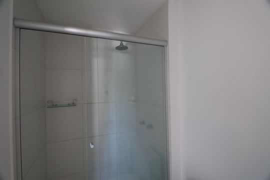Banheiro suíte 2 de casa de condomínio para alugar com 2 quartos, 100m² em Centro, Canoas
