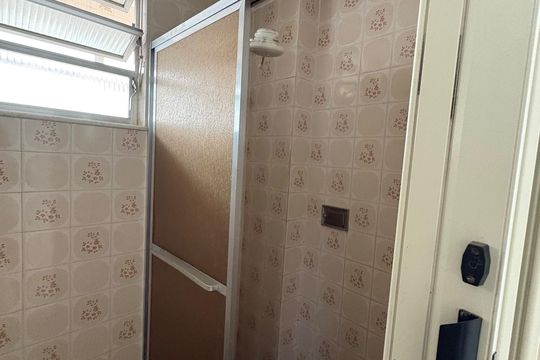 Banheiro de apartamento para alugar com 3 quartos, 48m² em Praça Seca, Rio de Janeiro