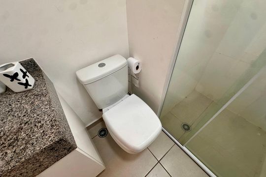 Banheiro de kitnet/studio para alugar com 1 quarto, 26m² em Campo Belo, São Paulo