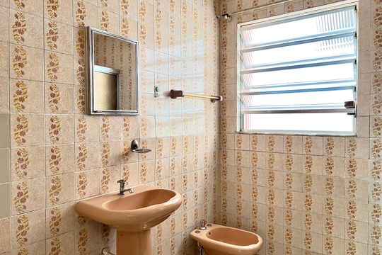 Banheiro Corredor de casa para alugar com 2 quartos, 102m² em São Mateus, Juiz de Fora